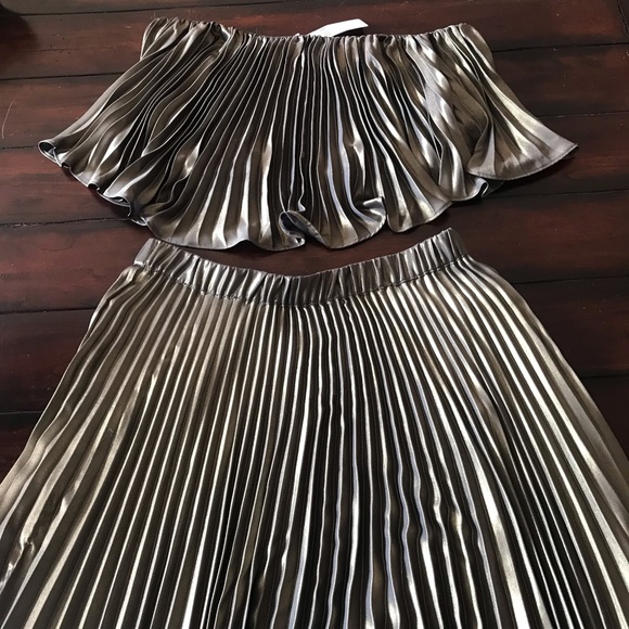 NWT Anthropologie Skirt Set. Metallic gold color - Picture 5 of 13